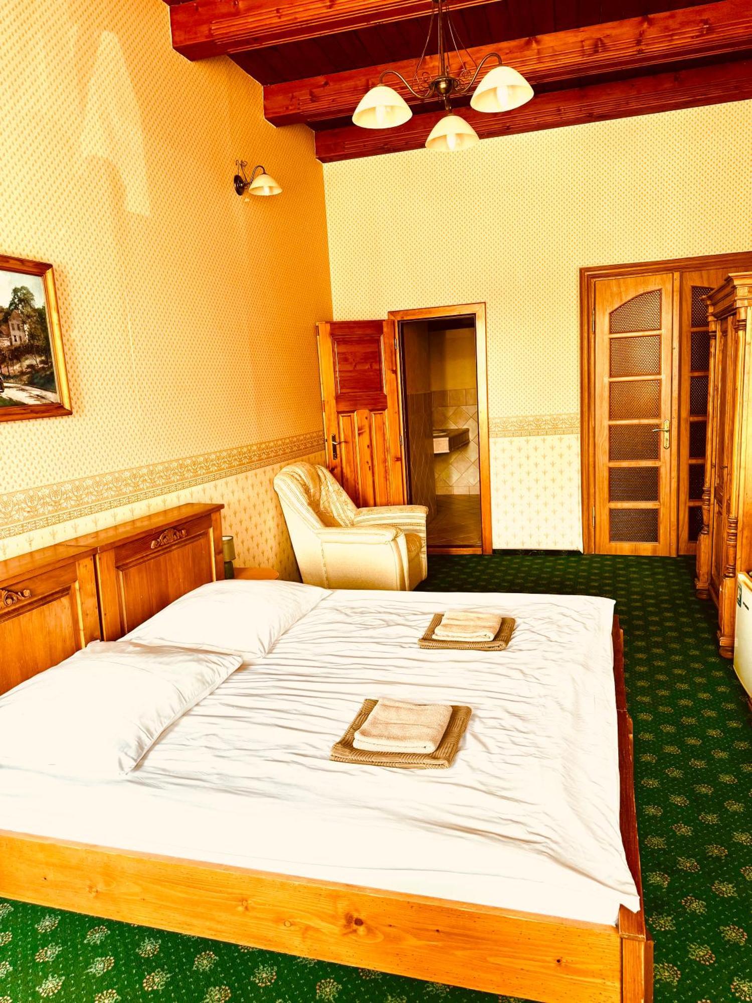Hotel Maxim Frydek-Mistek Luaran gambar